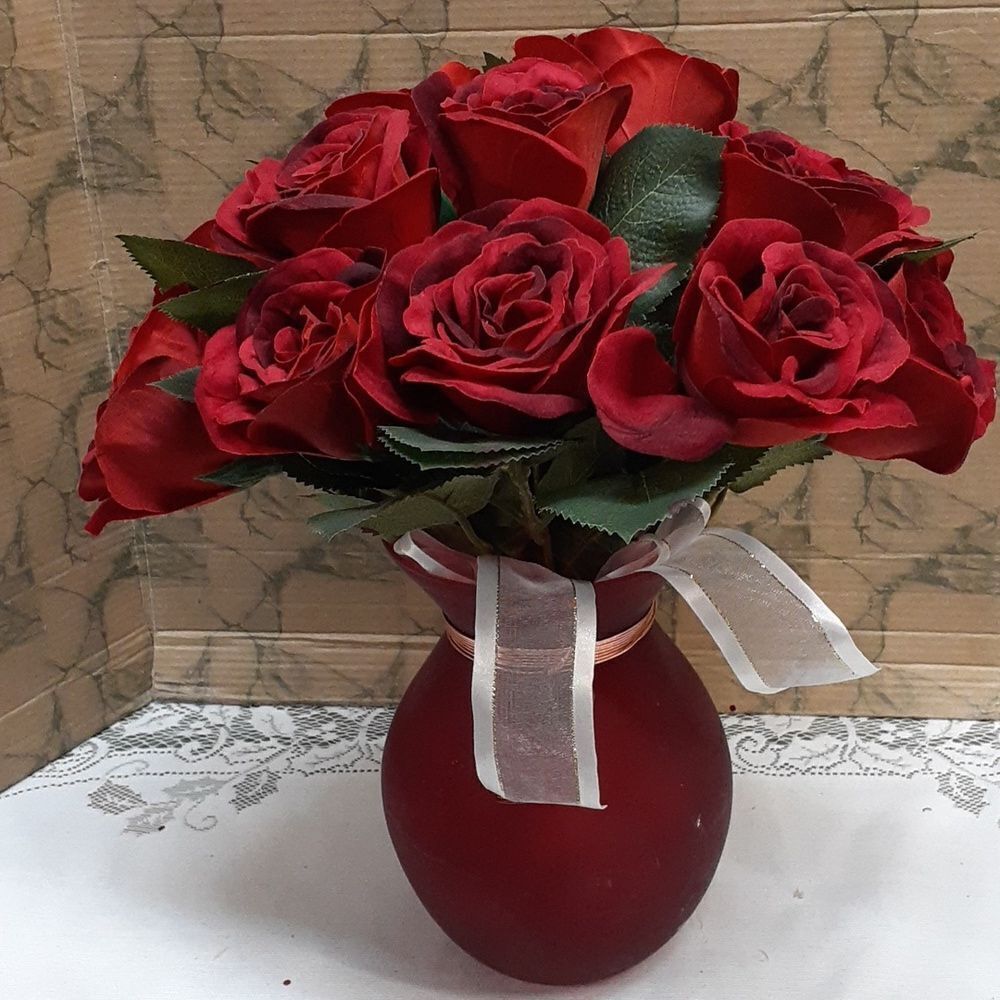 B) 15 roses in a beautiful frosted vase with a gold heart trinket.